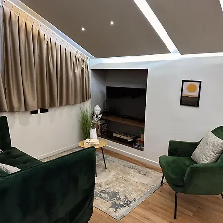 Center Blloku Modern Loft 02 ティラナ