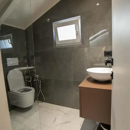 Center Blloku Modern Loft 02 ティラナ
